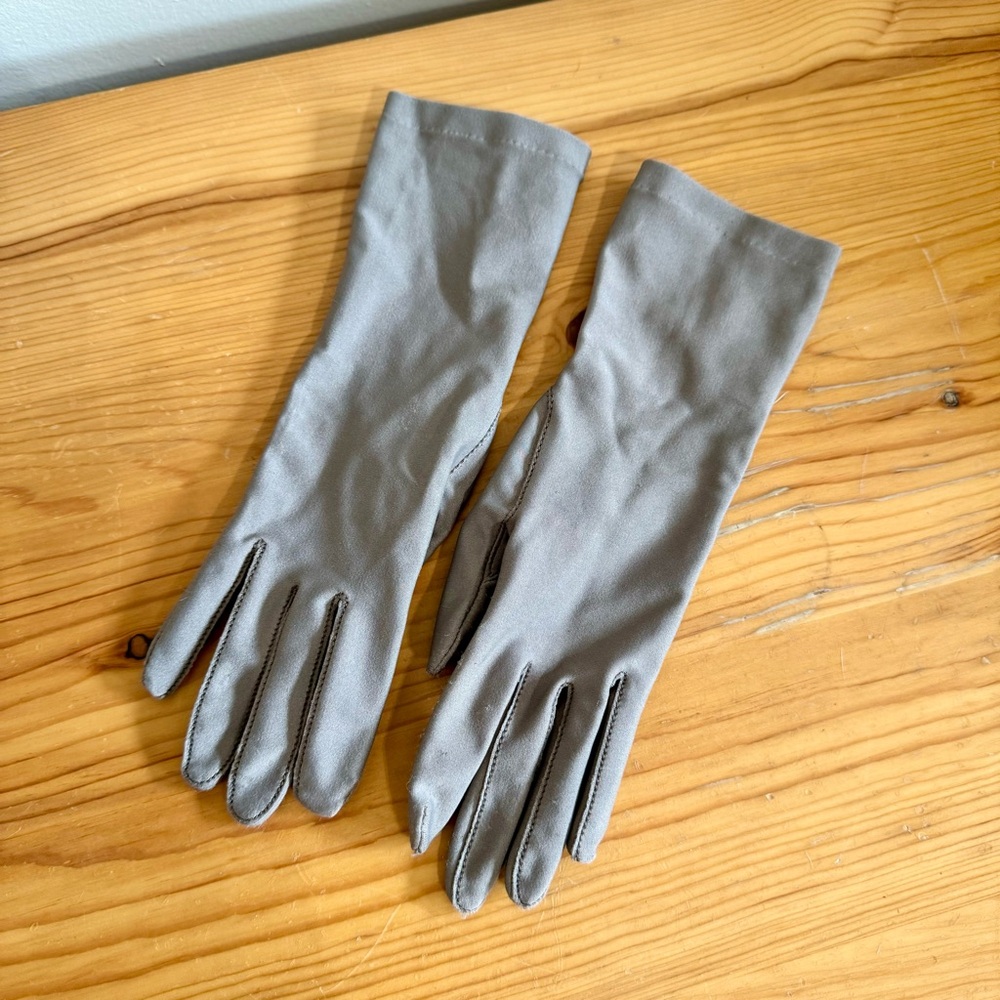 Vintage Elegant Gray Gloves Nylon & Spandex "One Size" but fits Extra Small